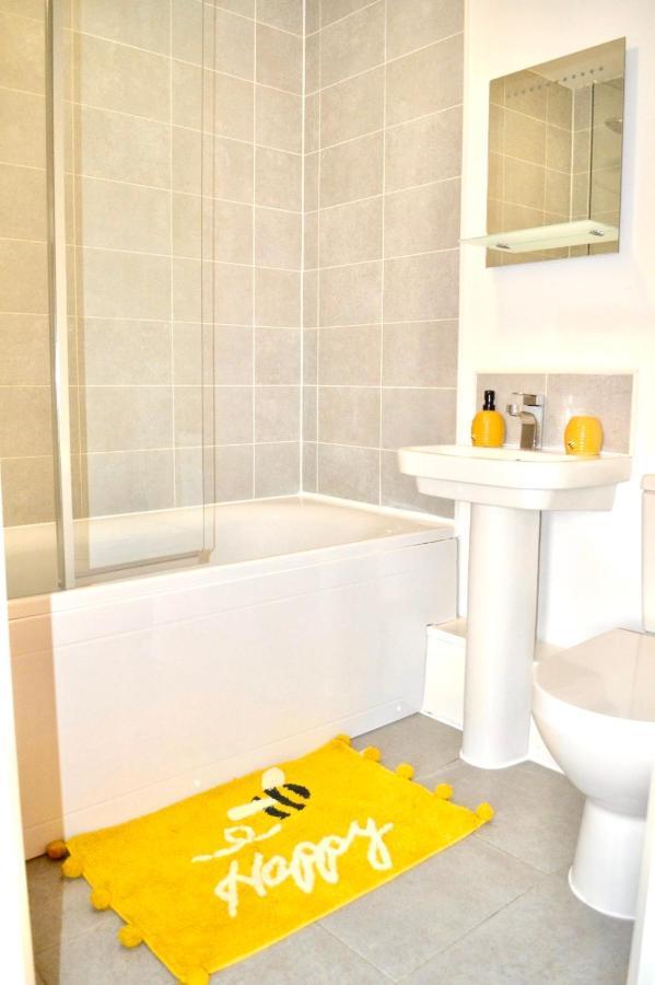 Ferienwohnung Modern Townhouse, Sleeps 4 With Parking Wakefield Exterior foto