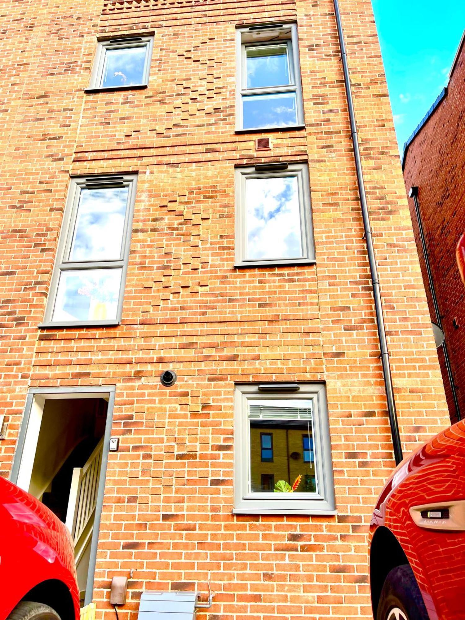Ferienwohnung Modern Townhouse, Sleeps 4 With Parking Wakefield Exterior foto